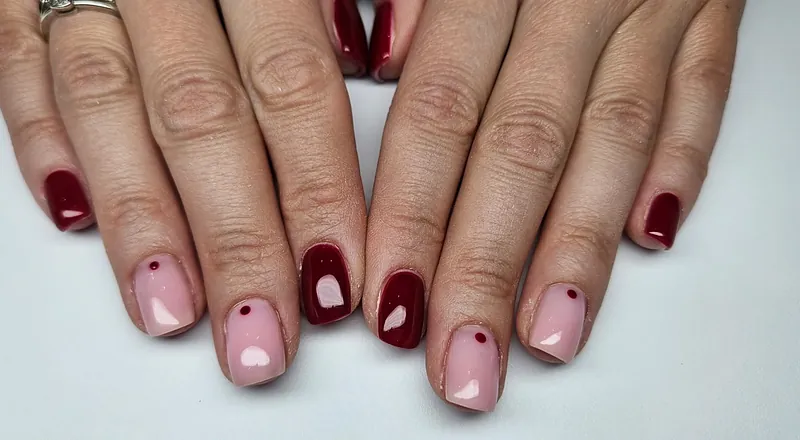 Bordo i nude z kropkami, na zmianę na kolejnych palcach